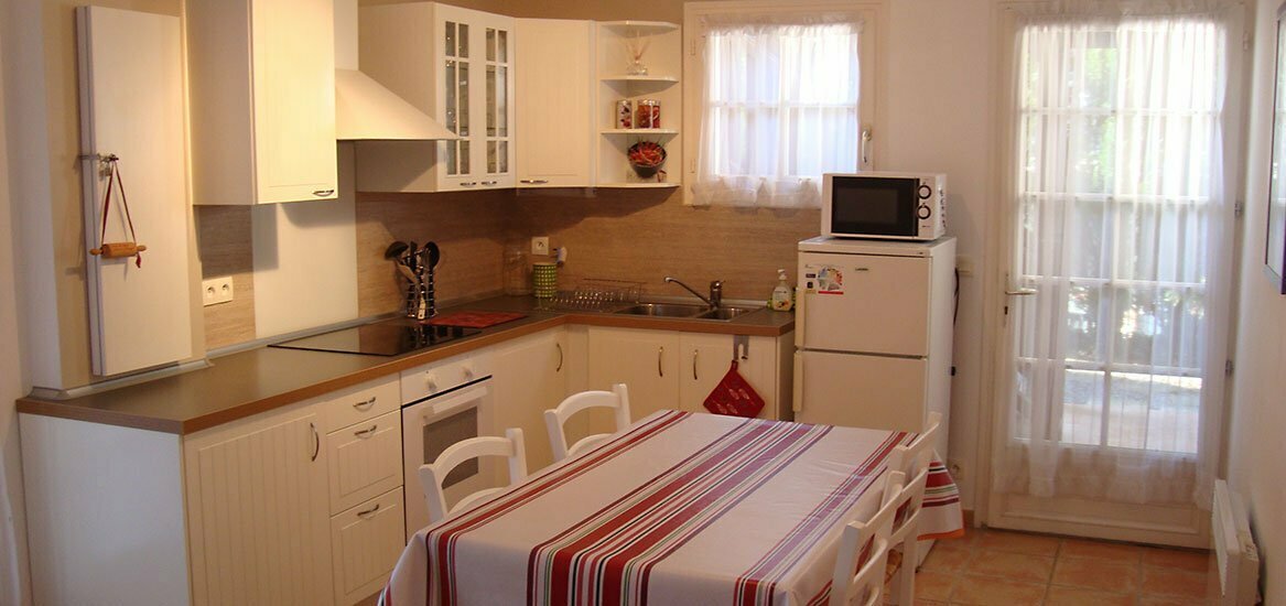 cuisine - appartement bas - Nun Obeki maison basque -st jean de luz