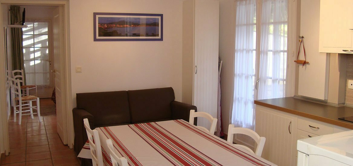 salle à manger- appartement bas - Nun Obeki maison basque -st jean de luz