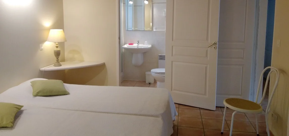 chambre- appartement haut - Nun Obeki maison basque -st jean de luz