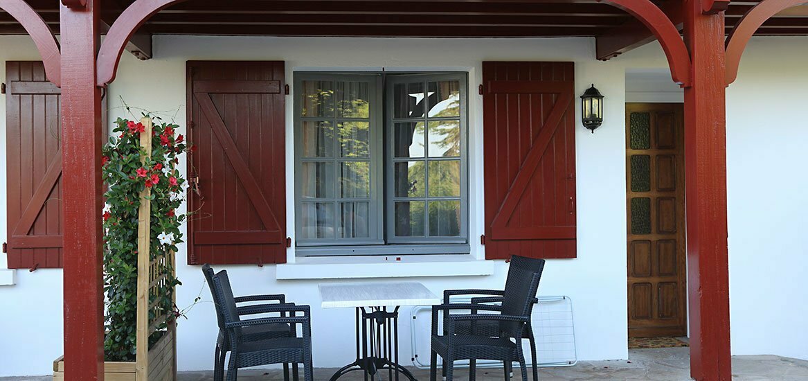 terrasse couverte- appartement zurea - Nun Obeki maison basque -st jean de luz